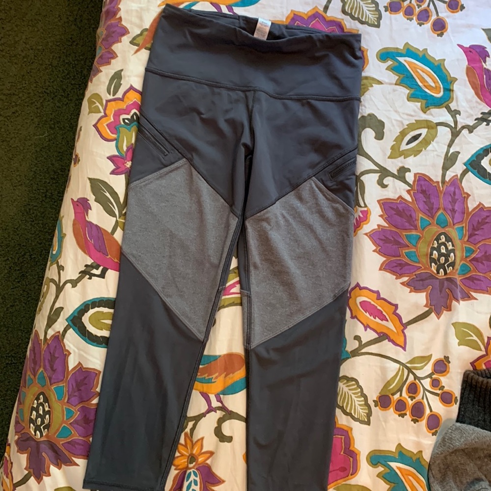 Ivivva girls work out pants size 14. Two zip side pockets and mesh detail.